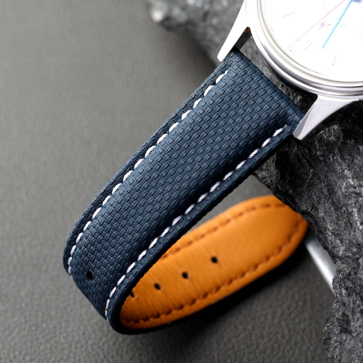 18 19 20 21 22mm Sailcloth FKM - مراجعة Luxury Watch Class وسعره